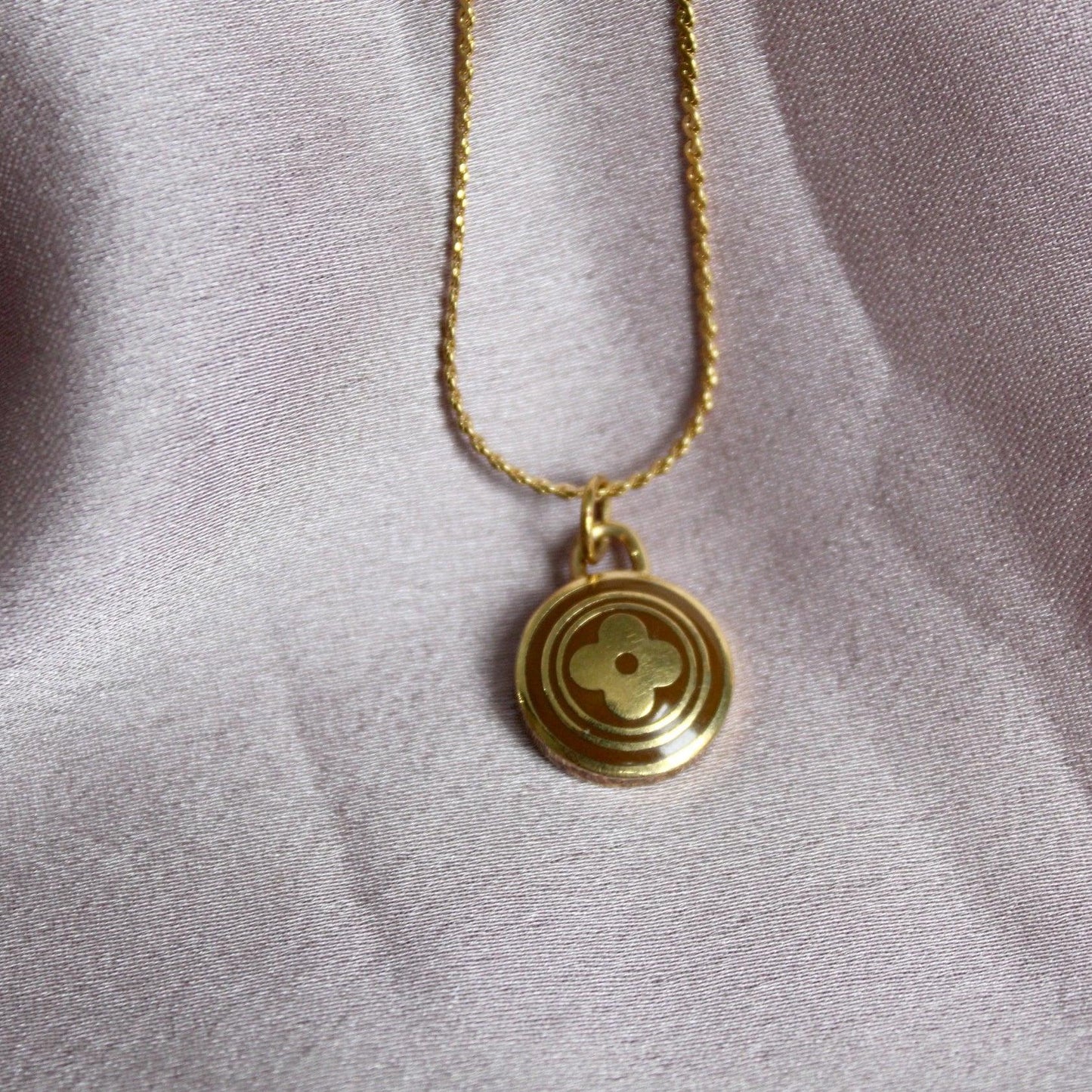 Nude pendant necklace