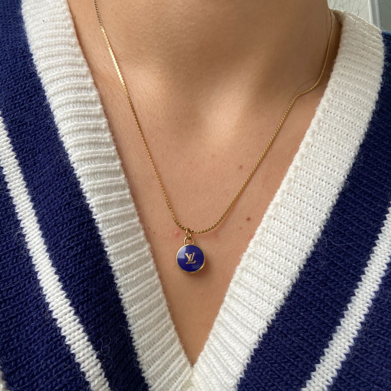 Authentic Louis Vuitton Pendant Logo Blue dark Pastilles
