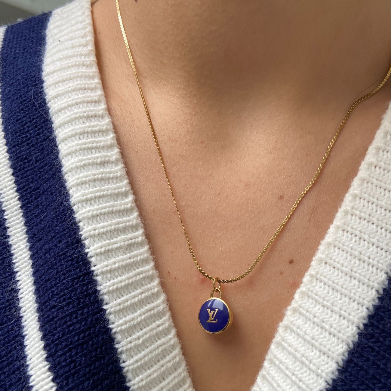 Authentic Louis Vuitton Pendant Logo Blue dark Pastilles