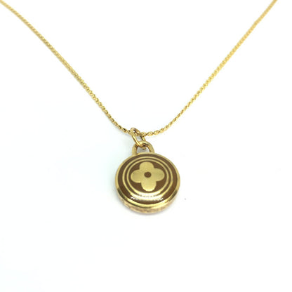 Nude pendant necklace